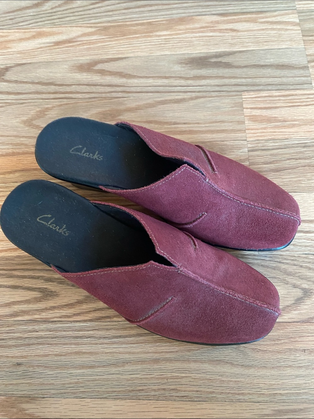 Clarks Women's Burgundy Suede SlipOn Mules 7.5M NWOT Office Fall Minimalist